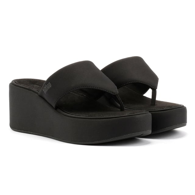 Verhoog je stijl met platform sleehak teenslippers. Met een duurzaam nylon bovenwerk en een zacht microvezel voetbed voor de hele dag comfort. Ontworpen met een slipbestendige rubberen buitenzool voor stabiliteit en grip.