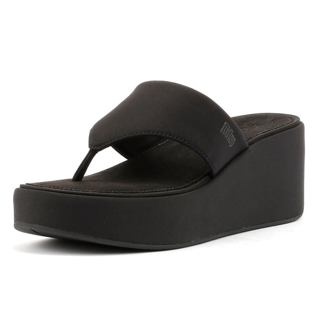 Verhoog je stijl met platform sleehak teenslippers. Met een duurzaam nylon bovenwerk en een zacht microvezel voetbed voor de hele dag comfort. Ontworpen met een slipbestendige rubberen buitenzool voor stabiliteit en grip.
