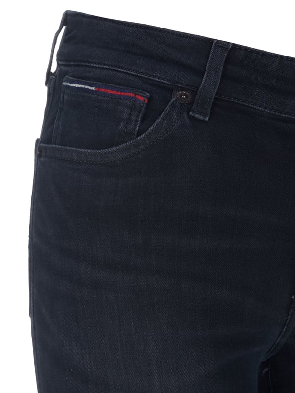 92% Algodón, 6% Elastomultiéster, 2% Elastano; Jeans TOMMY JEANS SIMON; Modelo: DM0DM09562 .1BZ; Fabricado con alta calidad; Mezcla de algodón suave; Elástico; Corte ajustado; Estilo clásico '5 bolsillos'; Presillas para cinturón; Cierre: Cremallera, Botón; Detalles del logo de Tommy Jeans.