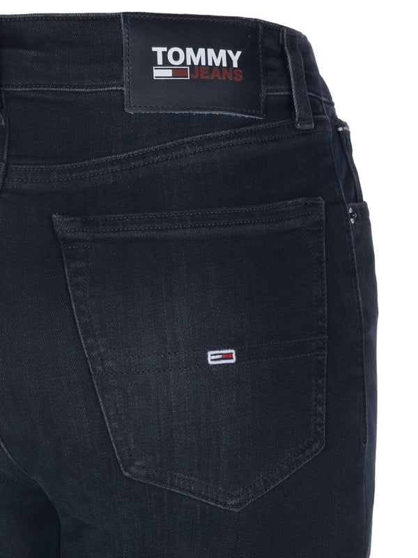 92% Algodón, 6% Elastomultiéster, 2% Elastano; Jeans TOMMY JEANS SIMON; Modelo: DM0DM09562 .1BZ; Fabricado con alta calidad; Mezcla de algodón suave; Elástico; Corte ajustado; Estilo clásico '5 bolsillos'; Presillas para cinturón; Cierre: Cremallera, Botón; Detalles del logo de Tommy Jeans.