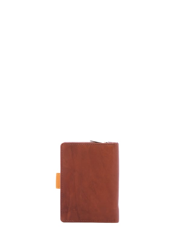 Cartera de mujer. El cierre es con botón de presión. Los bolsillos internos son uno con cremallera, tarjetero y porta billetes. Los bolsillos externos están ausentes. Falta la correa para el hombro. Falta el mango. Hay tres compartimentos internos. El material exterior es ecopiel. Internamente está forrado en poliéster. Medidas: 13x9x3 cm. Producto de moda