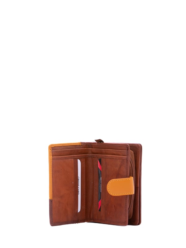 Cartera de mujer. El cierre es con botón de presión. Los bolsillos internos son uno con cremallera, tarjetero y porta billetes. Los bolsillos externos están ausentes. Falta la correa para el hombro. Falta el mango. Hay tres compartimentos internos. El material exterior es ecopiel. Internamente está forrado en poliéster. Medidas: 13x9x3 cm. Producto de moda