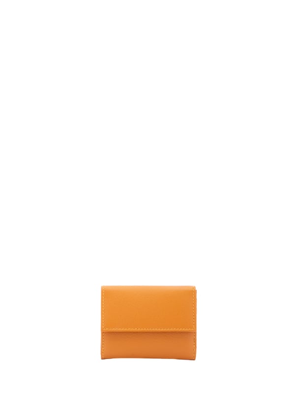 Damenbrieftasche mit Druckknopfverschluss. Innentaschen für Kartenhalter, Geldscheinhalter und Münzhalter. eine auf der Rückseite mit Druckknopf-Außentaschen. fehlender Schultergurt. fehlender Griff. zwei Innenfächer.  Außenmaterial. Innen mit Polyester gefüttert. Maße: 10x7,5x2 cm. Modeprodukt