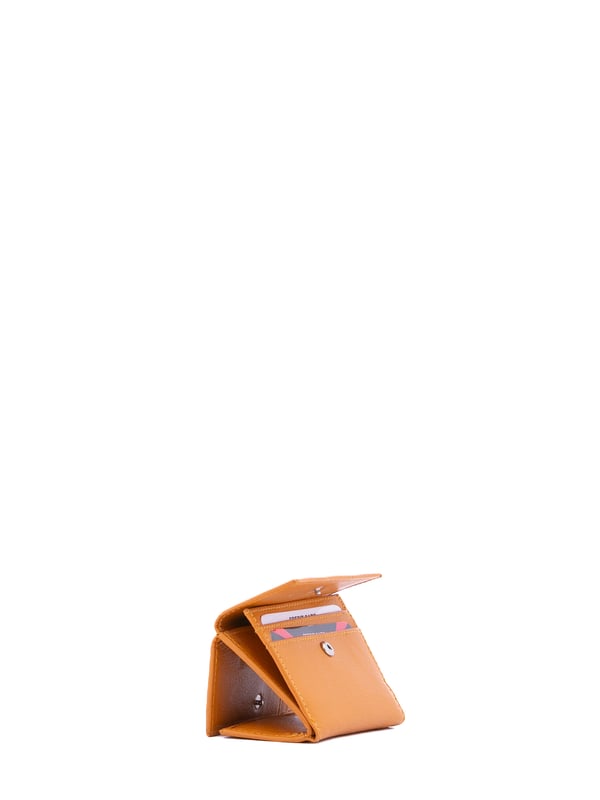 Damenbrieftasche mit Druckknopfverschluss. Innentaschen für Kartenhalter, Geldscheinhalter und Münzhalter. eine auf der Rückseite mit Druckknopf-Außentaschen. fehlender Schultergurt. fehlender Griff. zwei Innenfächer.  Außenmaterial. Innen mit Polyester gefüttert. Maße: 10x7,5x2 cm. Modeprodukt