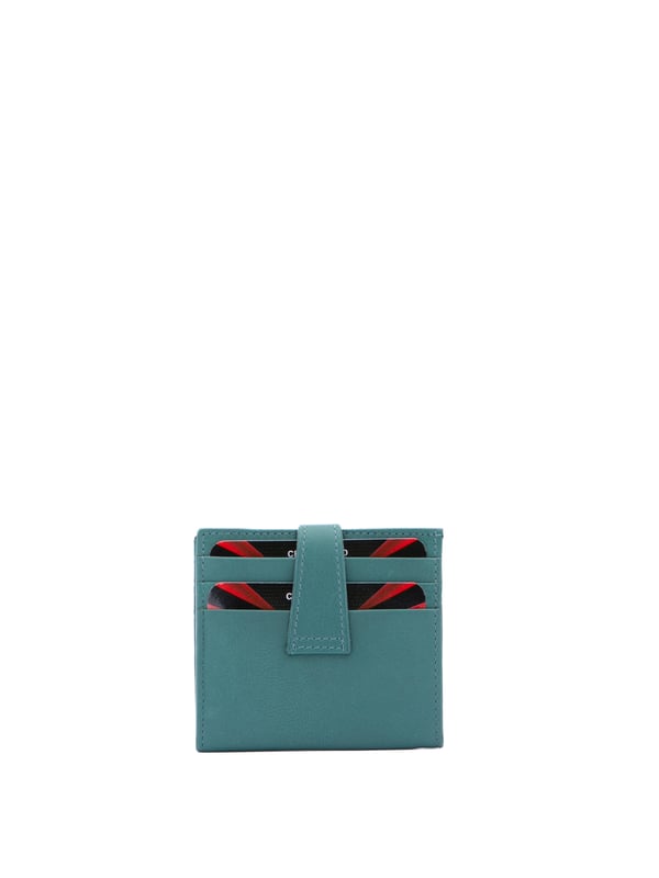 Cartera de mujer. El cierre es con botón de presión. Los bolsillos internos son tarjeteros y porta billetes. Los bolsillos externos están ausentes. Falta la correa para el hombro. Falta el mango. Hay un compartimento interno. El material exterior es ecopiel. Internamente está forrado en poliéster. Medidas: 9x8x2 cm. Producto de moda
