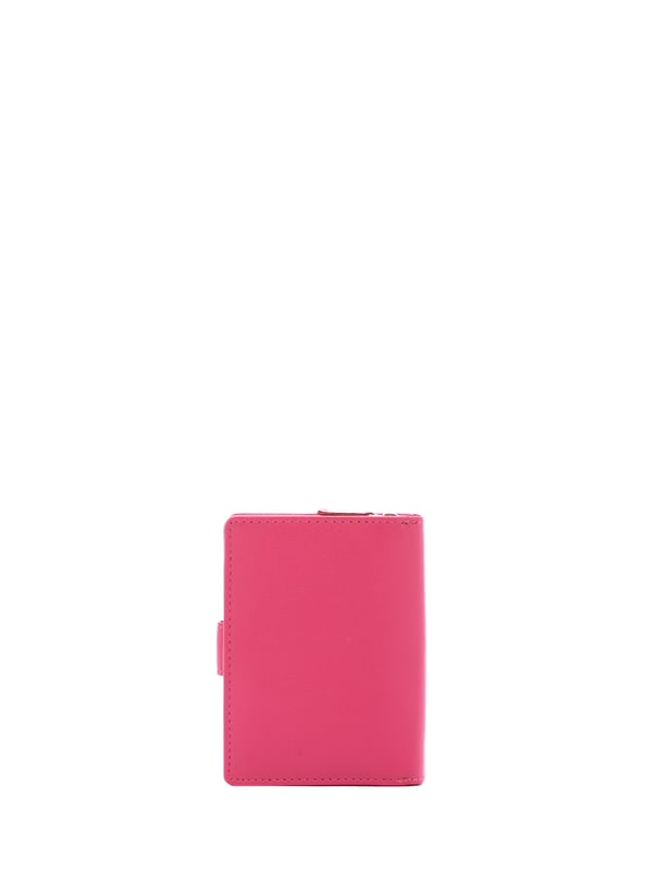 Cartera de mujer. El cierre es con botón de presión. Los bolsillos internos son uno con cremallera, tarjetero y porta billetes. Los bolsillos externos están ausentes. Falta la correa para el hombro. Falta el mango. Hay tres compartimentos internos. El material exterior es ecopiel. Internamente está forrado en poliéster. Medidas: 13x9,5x4 cm. Producto de moda