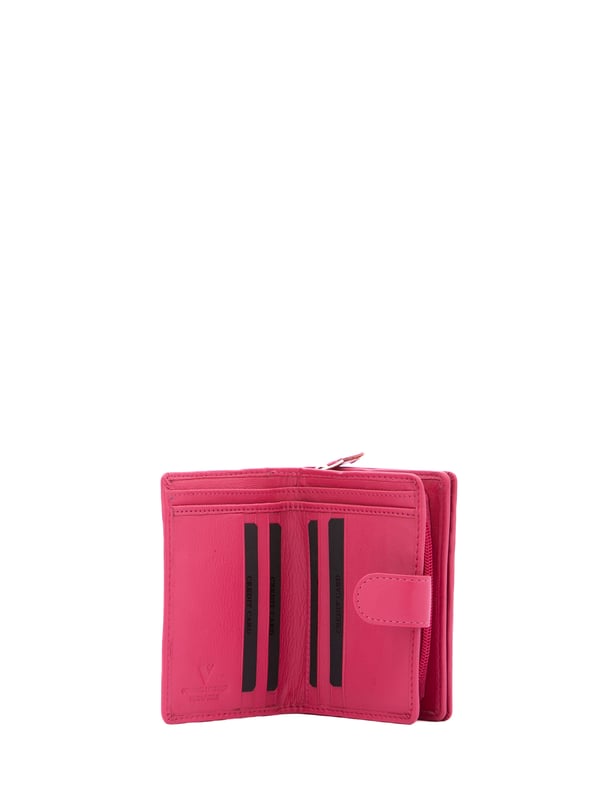 Cartera de mujer. El cierre es con botón de presión. Los bolsillos internos son uno con cremallera, tarjetero y porta billetes. Los bolsillos externos están ausentes. Falta la correa para el hombro. Falta el mango. Hay tres compartimentos internos. El material exterior es ecopiel. Internamente está forrado en poliéster. Medidas: 13x9,5x4 cm. Producto de moda