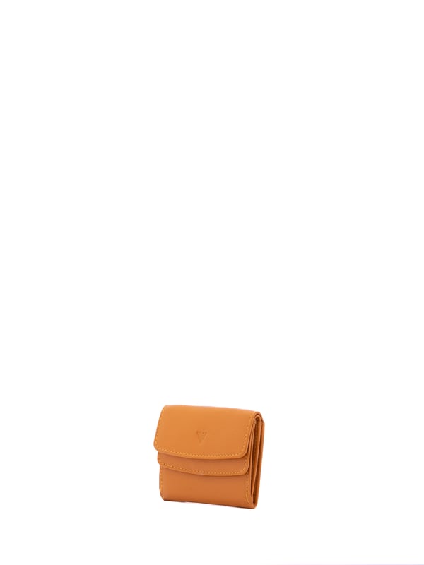 Cartera de mujer. El cierre es con botón de presión. Los bolsillos internos son tarjeteros para billetes y monedas. Los bolsillos externos están ausentes. Falta la correa para el hombro. Falta el mango. Hay dos compartimentos internos. El material exterior es ecopiel. Internamente está forrado en poliéster. Medidas: 9x8x2 cm. Producto de moda