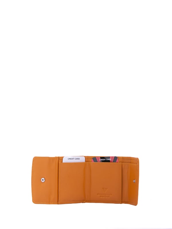 Cartera de mujer. El cierre es con botón de presión. Los bolsillos internos son tarjeteros para billetes y monedas. Los bolsillos externos están ausentes. Falta la correa para el hombro. Falta el mango. Hay dos compartimentos internos. El material exterior es ecopiel. Internamente está forrado en poliéster. Medidas: 9x8x2 cm. Producto de moda