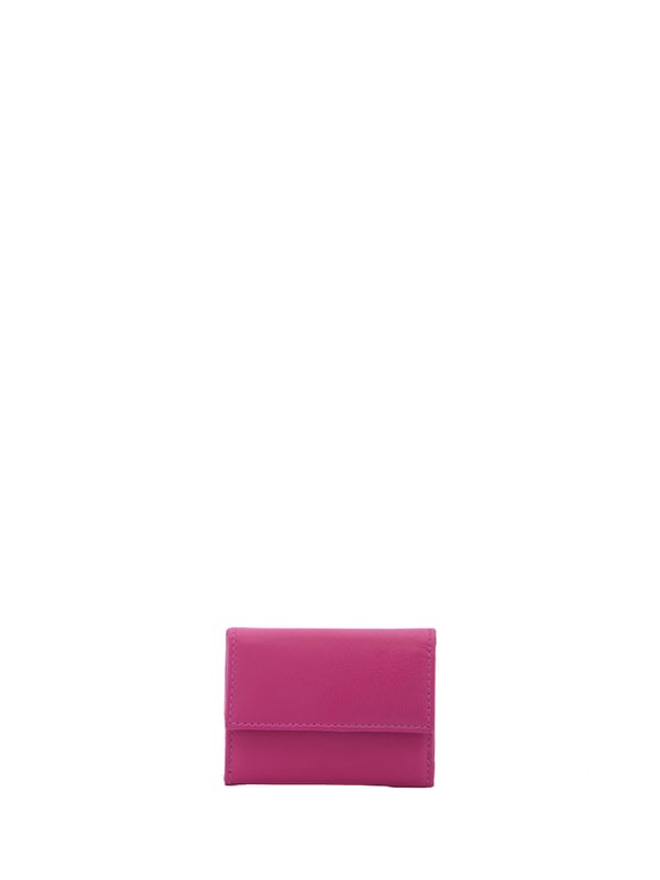 Cartera de mujer. El cierre es con botón de presión. Los bolsillos internos son tarjeteros para billetes y monedas. Los bolsillos externos son uno en la parte trasera con botón a presión. Falta la correa para el hombro. Falta el mango. Hay dos compartimentos internos. El material exterior es ecopiel. Internamente está forrado en poliéster. Medidas: 10x7,5x2 cm. Producto de moda