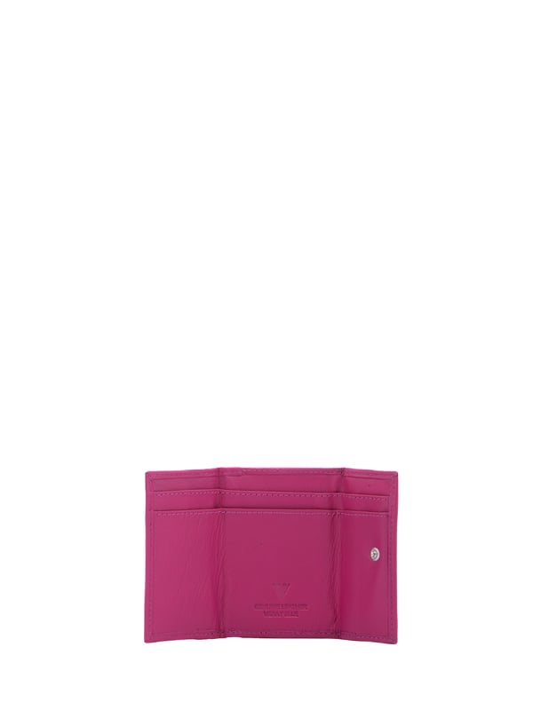 Cartera de mujer. El cierre es con botón de presión. Los bolsillos internos son tarjeteros para billetes y monedas. Los bolsillos externos son uno en la parte trasera con botón a presión. Falta la correa para el hombro. Falta el mango. Hay dos compartimentos internos. El material exterior es ecopiel. Internamente está forrado en poliéster. Medidas: 10x7,5x2 cm. Producto de moda
