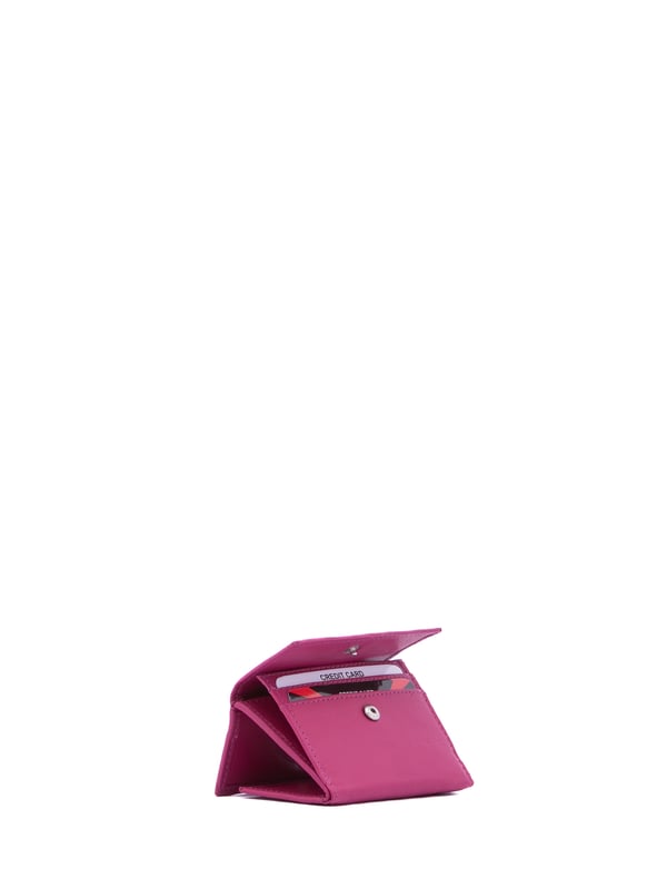 Cartera de mujer. El cierre es con botón de presión. Los bolsillos internos son tarjeteros para billetes y monedas. Los bolsillos externos son uno en la parte trasera con botón a presión. Falta la correa para el hombro. Falta el mango. Hay dos compartimentos internos. El material exterior es ecopiel. Internamente está forrado en poliéster. Medidas: 10x7,5x2 cm. Producto de moda
