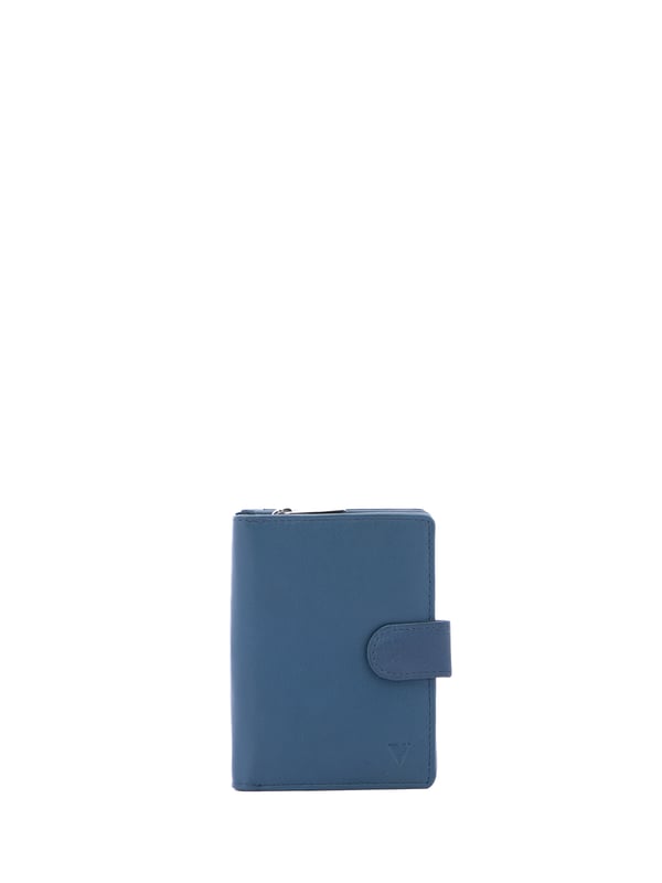 Cartera de mujer. El cierre es con botón de presión. Los bolsillos internos son uno con cremallera, tarjetero y porta billetes. Los bolsillos externos están ausentes. Falta la correa para el hombro. Falta el mango. Hay tres compartimentos internos. El material exterior es ecopiel. Internamente está forrado en poliéster. Medidas: 13x9,5x4 cm. Producto de moda