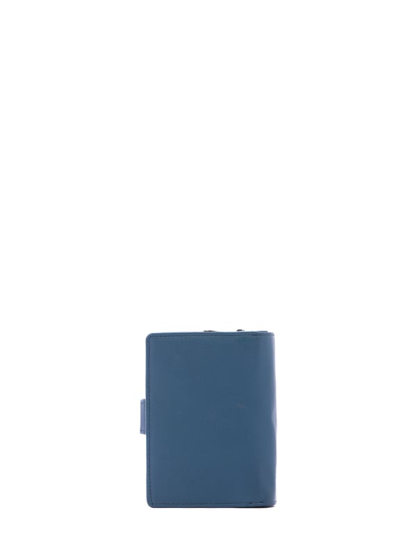 Cartera de mujer. El cierre es con botón de presión. Los bolsillos internos son uno con cremallera, tarjetero y porta billetes. Los bolsillos externos están ausentes. Falta la correa para el hombro. Falta el mango. Hay tres compartimentos internos. El material exterior es ecopiel. Internamente está forrado en poliéster. Medidas: 13x9,5x4 cm. Producto de moda