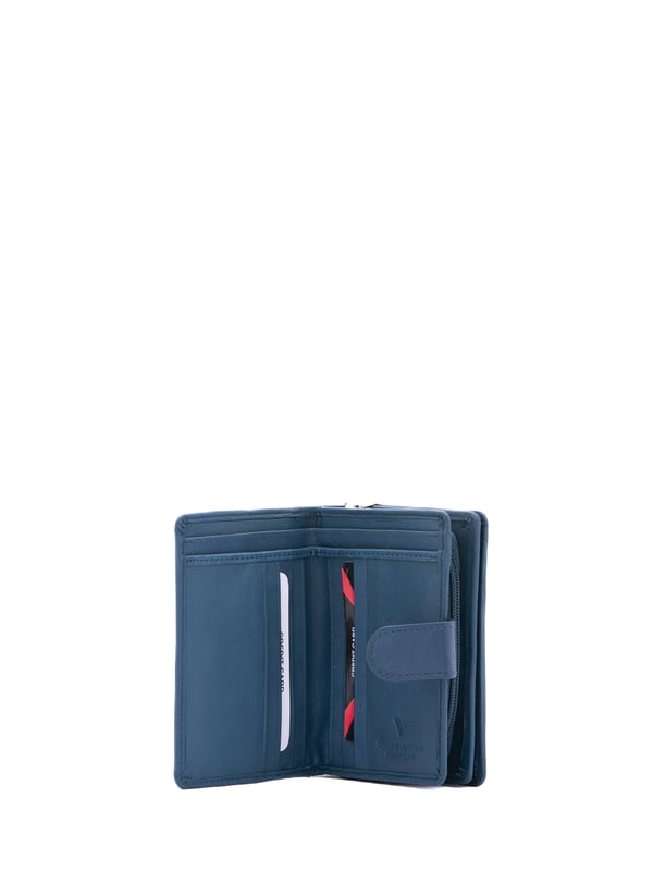 Cartera de mujer. El cierre es con botón de presión. Los bolsillos internos son uno con cremallera, tarjetero y porta billetes. Los bolsillos externos están ausentes. Falta la correa para el hombro. Falta el mango. Hay tres compartimentos internos. El material exterior es ecopiel. Internamente está forrado en poliéster. Medidas: 13x9,5x4 cm. Producto de moda