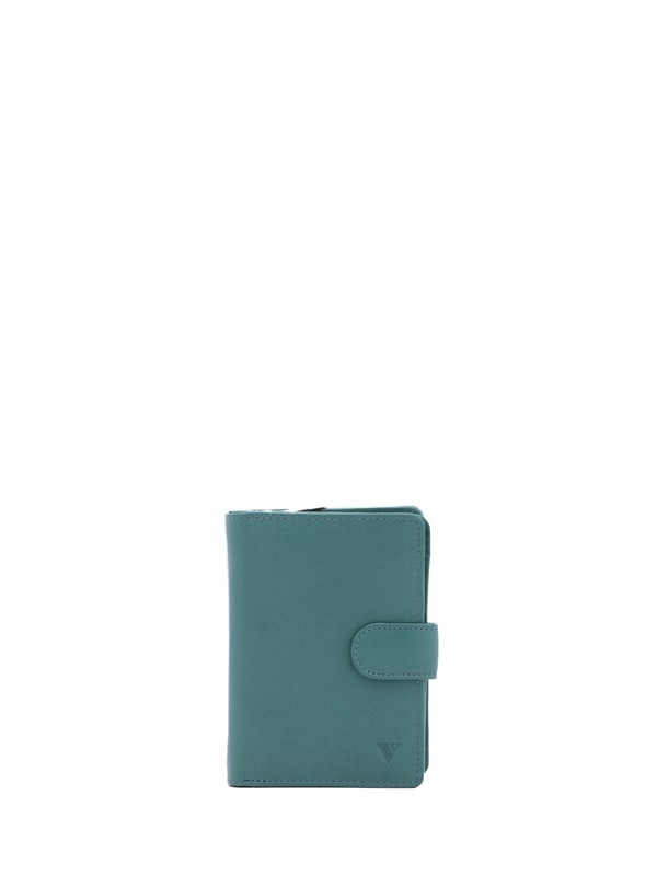Cartera de mujer. El cierre es con botón de presión. Los bolsillos internos son uno con cremallera, tarjetero y porta billetes. Los bolsillos externos están ausentes. Falta la correa para el hombro. Falta el mango. Hay tres compartimentos internos. El material exterior es ecopiel. Internamente está forrado en poliéster. Medidas: 13x9,5x4 cm. Producto de moda