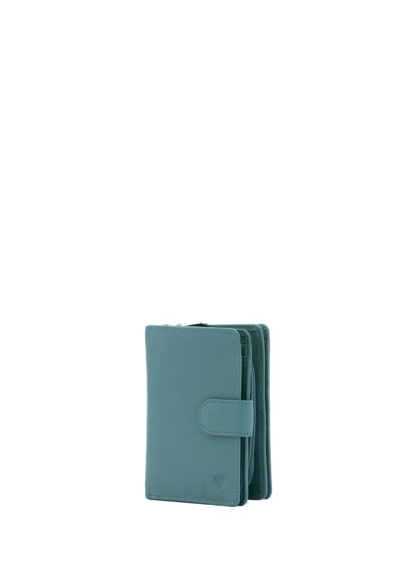Cartera de mujer. El cierre es con botón de presión. Los bolsillos internos son uno con cremallera, tarjetero y porta billetes. Los bolsillos externos están ausentes. Falta la correa para el hombro. Falta el mango. Hay tres compartimentos internos. El material exterior es ecopiel. Internamente está forrado en poliéster. Medidas: 13x9,5x4 cm. Producto de moda