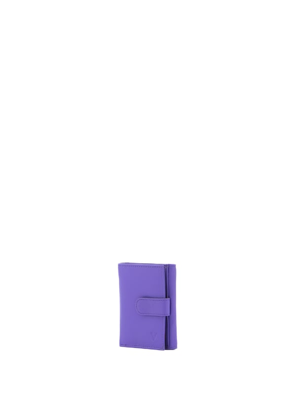 Cartera de mujer. El cierre es con botón de presión. Los bolsillos internos son tarjeteros para billetes y monedas. Los bolsillos externos están ausentes. Falta la correa para el hombro. Falta el mango. Hay dos compartimentos internos. El material exterior es ecopiel. Internamente está forrado en poliéster. Medidas: 9x8x2 cm. Producto de moda
