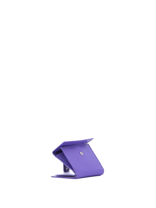 Cartera de mujer. El cierre es con botón de presión. Los bolsillos internos son tarjeteros para billetes y monedas. Los bolsillos externos están ausentes. Falta la correa para el hombro. Falta el mango. Hay dos compartimentos internos. El material exterior es ecopiel. Internamente está forrado en poliéster. Medidas: 9x8x2 cm. Producto de moda