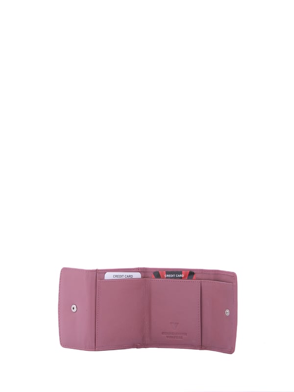 Cartera de mujer. El cierre es con botón de presión. Los bolsillos internos son tarjeteros para billetes y monedas. Los bolsillos externos están ausentes. Falta la correa para el hombro. Falta el mango. Hay dos compartimentos internos. El material exterior es ecopiel. Internamente está forrado en poliéster. Medidas: 9x8x2 cm. Producto de moda