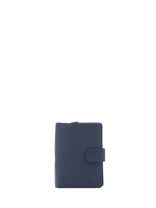 Cartera de mujer. El cierre es con botón de presión. Los bolsillos internos son uno con cremallera, tarjetero y porta billetes. Los bolsillos externos están ausentes. Falta la correa para el hombro. Falta el mango. Hay tres compartimentos internos. El material exterior es ecopiel. Internamente está forrado en poliéster. Medidas: 13x9,5x4 cm. Producto de moda