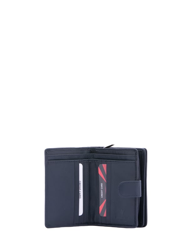 Cartera de mujer. El cierre es con botón de presión. Los bolsillos internos son uno con cremallera, tarjetero y porta billetes. Los bolsillos externos están ausentes. Falta la correa para el hombro. Falta el mango. Hay tres compartimentos internos. El material exterior es ecopiel. Internamente está forrado en poliéster. Medidas: 13x9,5x4 cm. Producto de moda