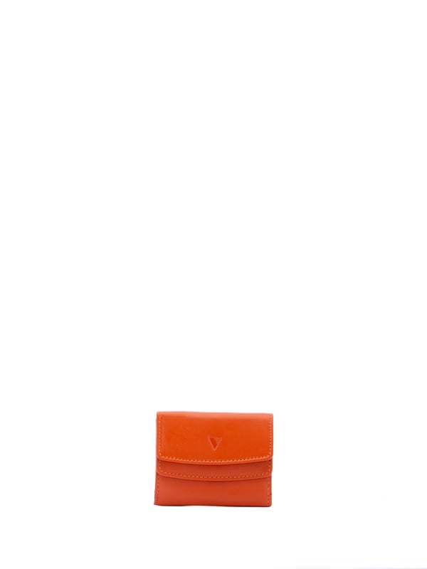 Cartera de mujer. El cierre es con botón de presión. Los bolsillos internos son tarjeteros para billetes y monedas. Los bolsillos externos están ausentes. Falta la correa para el hombro. Falta el mango. Hay dos compartimentos internos. El material exterior es ecopiel. Internamente está forrado en poliéster. Medidas: 9x8x2 cm. Producto de moda