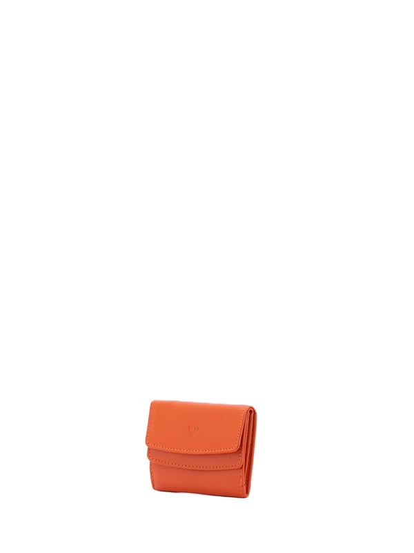 Cartera de mujer. El cierre es con botón de presión. Los bolsillos internos son tarjeteros para billetes y monedas. Los bolsillos externos están ausentes. Falta la correa para el hombro. Falta el mango. Hay dos compartimentos internos. El material exterior es ecopiel. Internamente está forrado en poliéster. Medidas: 9x8x2 cm. Producto de moda