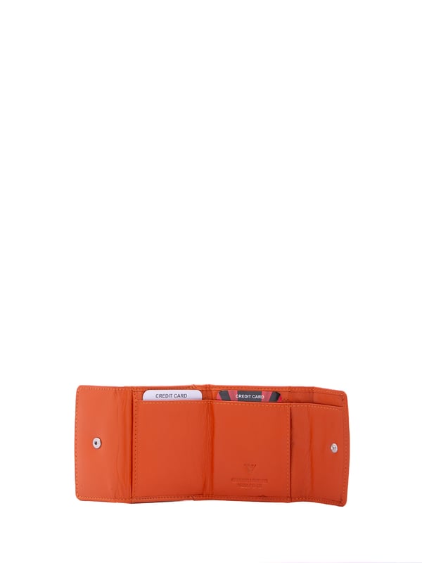 Cartera de mujer. El cierre es con botón de presión. Los bolsillos internos son tarjeteros para billetes y monedas. Los bolsillos externos están ausentes. Falta la correa para el hombro. Falta el mango. Hay dos compartimentos internos. El material exterior es ecopiel. Internamente está forrado en poliéster. Medidas: 9x8x2 cm. Producto de moda