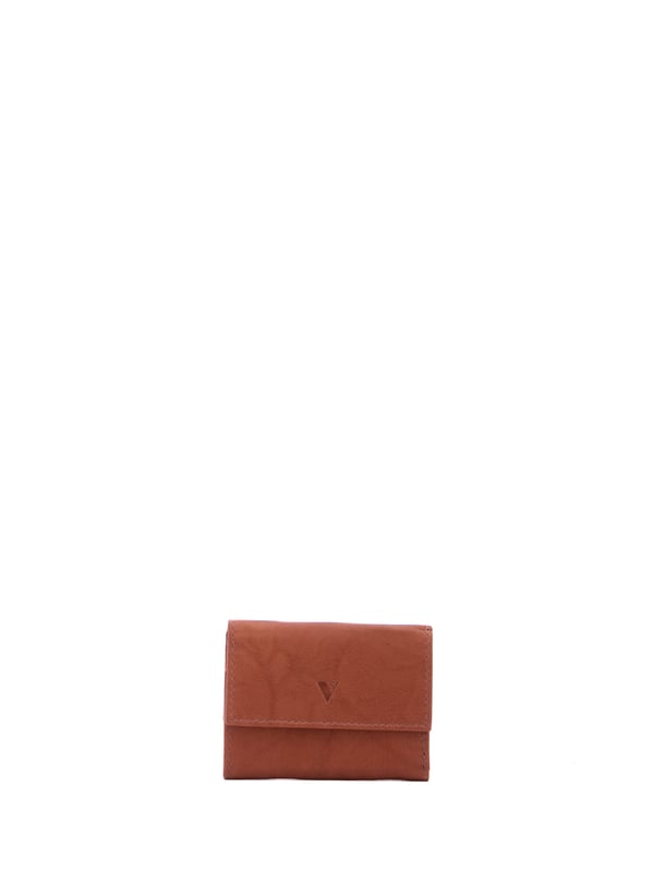 Cartera de mujer. El cierre es con botón de presión. Los bolsillos internos son tarjeteros para billetes y monedas. Los bolsillos externos son uno en la parte trasera con botón a presión. Falta la correa para el hombro. Falta el mango. Hay dos compartimentos internos. El material exterior es ecopiel. Internamente está forrado en poliéster. Medidas: 10x7,5x2 cm. Producto de moda