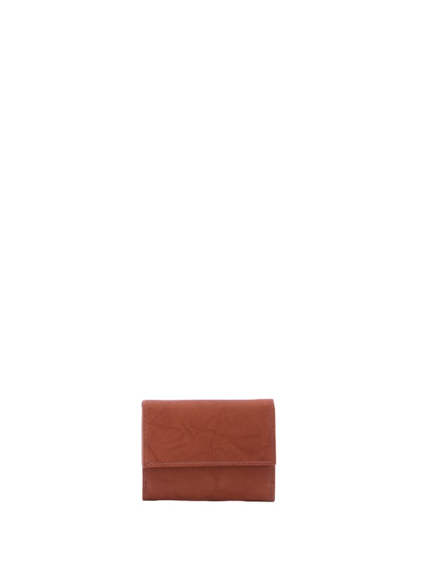 Cartera de mujer. El cierre es con botón de presión. Los bolsillos internos son tarjeteros para billetes y monedas. Los bolsillos externos son uno en la parte trasera con botón a presión. Falta la correa para el hombro. Falta el mango. Hay dos compartimentos internos. El material exterior es ecopiel. Internamente está forrado en poliéster. Medidas: 10x7,5x2 cm. Producto de moda