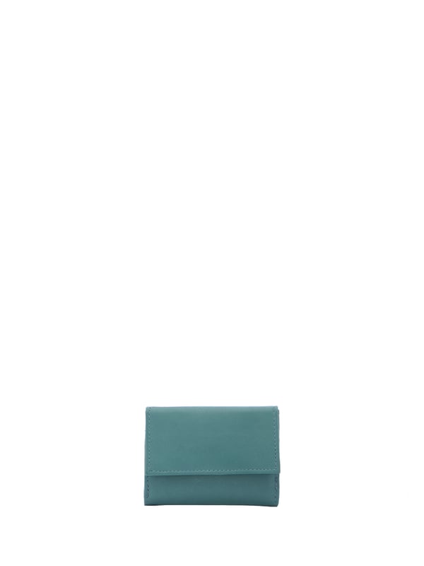 Cartera de mujer. El cierre es con botón de presión. Los bolsillos internos son tarjeteros para billetes y monedas. Los bolsillos externos son uno en la parte trasera con botón a presión. Falta la correa para el hombro. Falta el mango. Hay dos compartimentos internos. El material exterior es ecopiel. Internamente está forrado en poliéster. Medidas: 10x7,5x2 cm. Producto de moda
