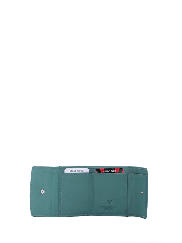Damenbrieftasche mit Druckknopfverschluss. Innentaschen für Kartenhalter, Geldscheinhalter und Münzhalter. fehlende Außentaschen. fehlender Schultergurt. fehlender Griff. zwei Innenfächer.  Außenmaterial. Innen mit Polyester gefüttert. Maße: 9x8x2 cm. Modeprodukt