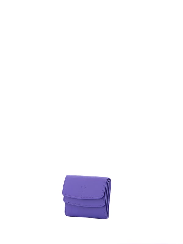 Cartera de mujer. El cierre es con botón de presión. Los bolsillos internos son tarjeteros para billetes y monedas. Los bolsillos externos están ausentes. Falta la correa para el hombro. Falta el mango. Hay dos compartimentos internos. El material exterior es ecopiel. Internamente está forrado en poliéster. Medidas: 9x8x2 cm. Producto de moda
