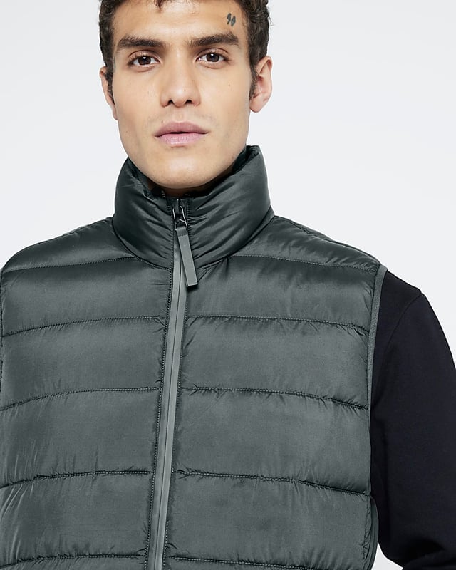Regular fit, Quilted, Side slip pockets, High neck, Sleeveless, Zip fastening