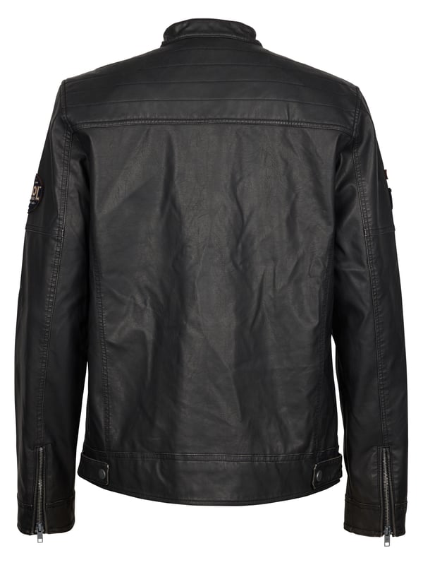 Imitatieleren bikerjack met ritssluiting, twee steekzakken, twee borstzakken met rits en een Petrol-badge op de mouw en borst. De binnenvoering is gemaakt van 100% gerecycled polyester. Imitatieleren bikerjackPetrol-badge op de mouw en borstRitssluitingSteek- en borstzakkenBuitenkant jas: 100% polyurethaanBinnenvoering: 100% gerecycled polyester