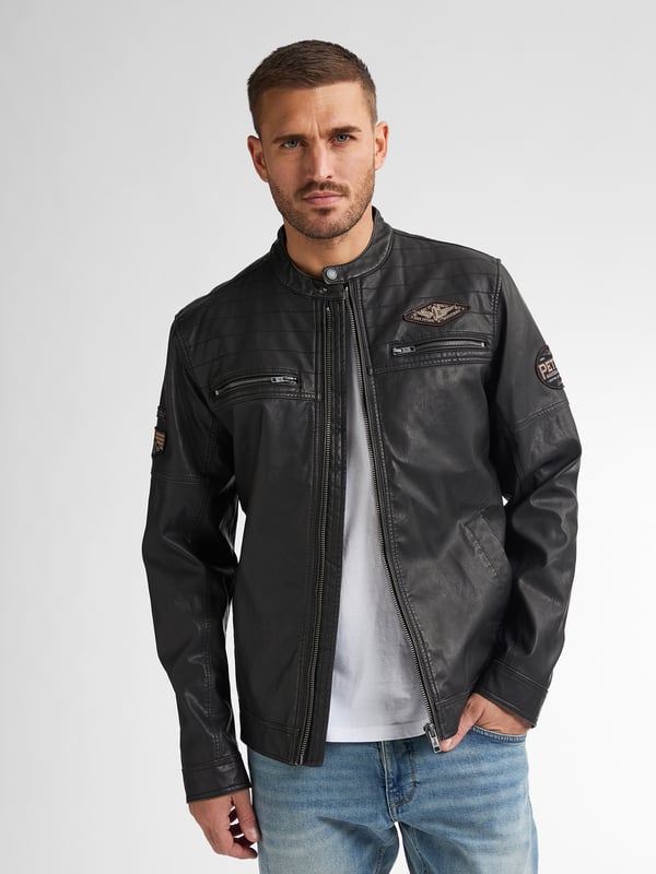 Imitatieleren bikerjack met ritssluiting, twee steekzakken, twee borstzakken met rits en een Petrol-badge op de mouw en borst. De binnenvoering is gemaakt van 100% gerecycled polyester. Imitatieleren bikerjackPetrol-badge op de mouw en borstRitssluitingSteek- en borstzakkenBuitenkant jas: 100% polyurethaanBinnenvoering: 100% gerecycled polyester