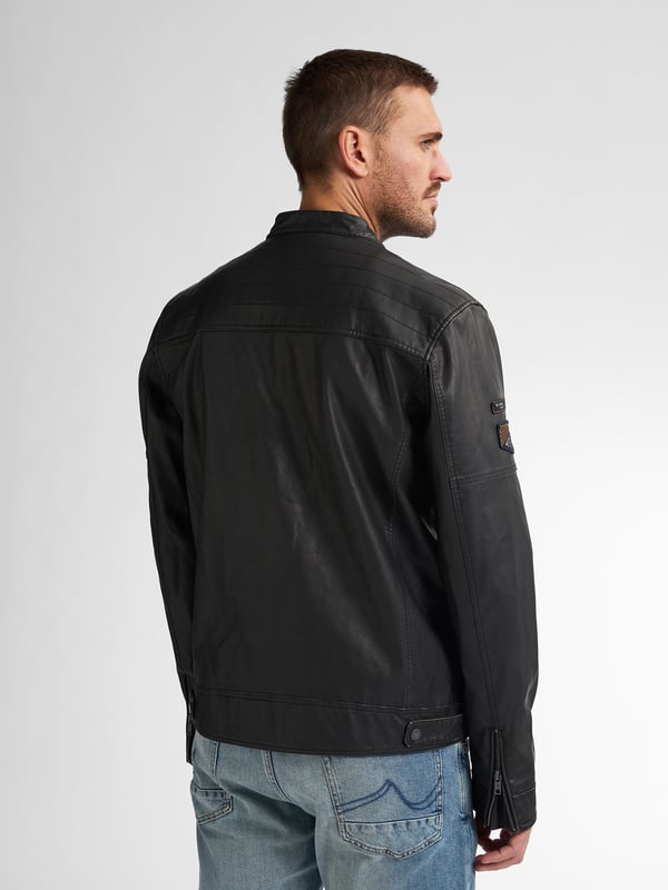 Imitatieleren bikerjack met ritssluiting, twee steekzakken, twee borstzakken met rits en een Petrol-badge op de mouw en borst. De binnenvoering is gemaakt van 100% gerecycled polyester. Imitatieleren bikerjackPetrol-badge op de mouw en borstRitssluitingSteek- en borstzakkenBuitenkant jas: 100% polyurethaanBinnenvoering: 100% gerecycled polyester