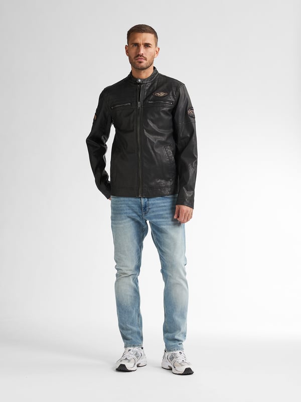 Imitatieleren bikerjack met ritssluiting, twee steekzakken, twee borstzakken met rits en een Petrol-badge op de mouw en borst. De binnenvoering is gemaakt van 100% gerecycled polyester. Imitatieleren bikerjackPetrol-badge op de mouw en borstRitssluitingSteek- en borstzakkenBuitenkant jas: 100% polyurethaanBinnenvoering: 100% gerecycled polyester