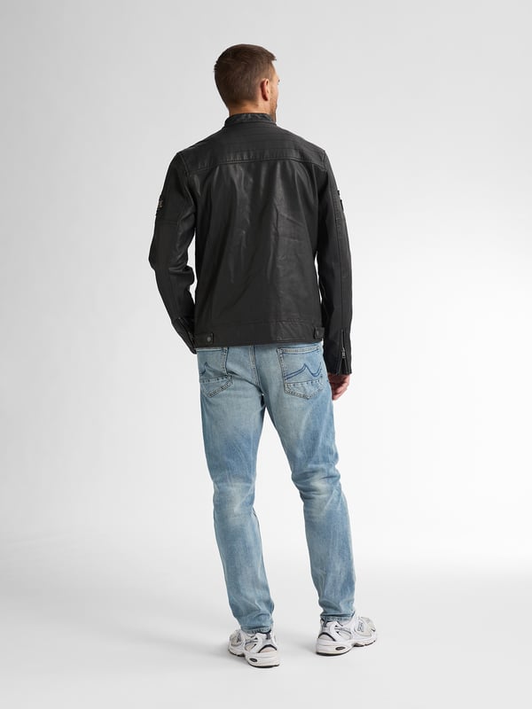 Imitatieleren bikerjack met ritssluiting, twee steekzakken, twee borstzakken met rits en een Petrol-badge op de mouw en borst. De binnenvoering is gemaakt van 100% gerecycled polyester. Imitatieleren bikerjackPetrol-badge op de mouw en borstRitssluitingSteek- en borstzakkenBuitenkant jas: 100% polyurethaanBinnenvoering: 100% gerecycled polyester