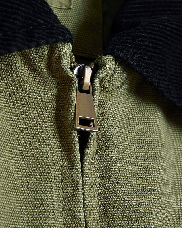 ​Regular fit, Front pockets, Collared, Long sleeves, Zip fastening