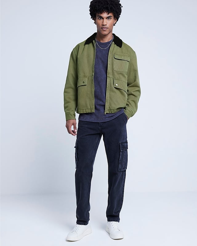 ​Regular fit, Front pockets, Collared, Long sleeves, Zip fastening