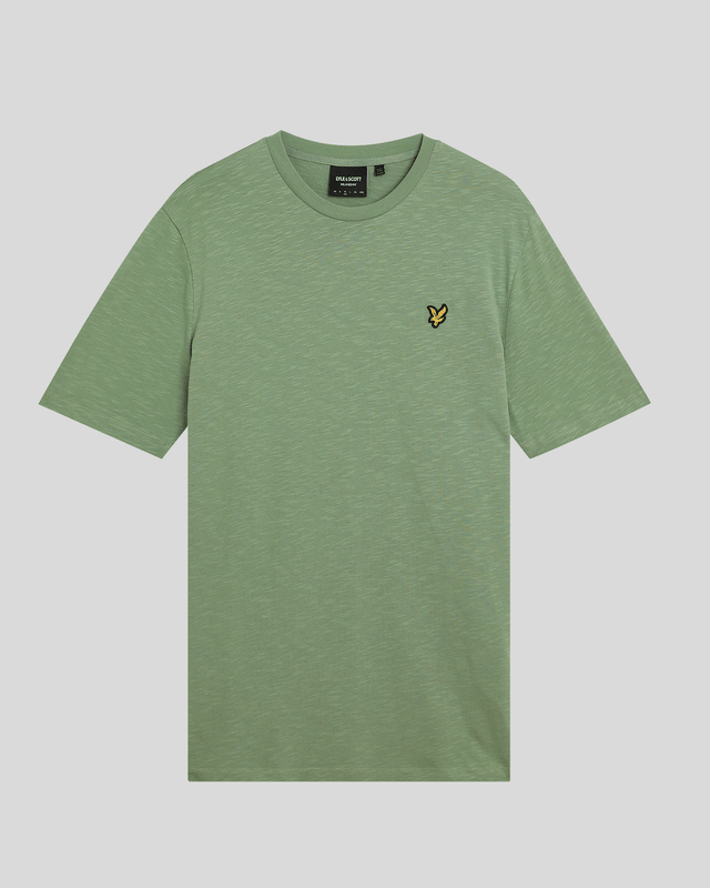 Das Lyle & Scott Cotton Slub T-Shirt ist eine zeitlose Silhouette aus neuen Materialien und wurde von den britischen Küstengemeinden inspiriert. Das 100 % Baumwoll-Slub-Material sorgt für eine robuste Textur, während der gerippte Kragen und die detailreichen Nähte dieses T-Shirt zu einem vielseitigen Begleiter machen, der perfekt zu Jeans oder Chinos passt. Mit dem charakteristischen Golden Eagle.
