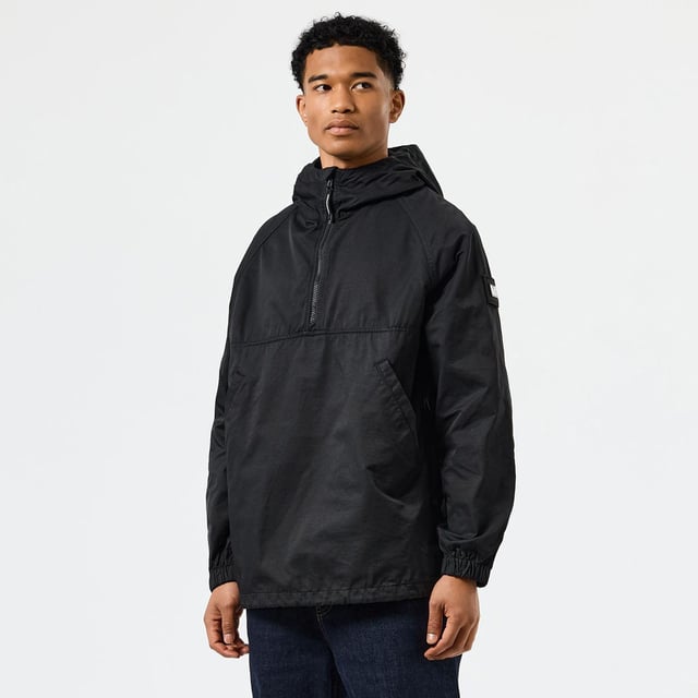 Mens Weekend Offender Piotti Smock Over-Top in black.- Three piece hood with adjustable  internal drawcord.- Centre front 1-4 zip with WO branded zip puller and zip guard.- Angled side entry welt pockets with concealed press stud fastening.- Elasticated cuffs.- Adjustable drawcord to hem.- Detachable WO badge to sleeve.- Regular fit.- Shell: 100% Cotton. Mesh Lining: 100% Polyester.- Ref: OTAW2401BK