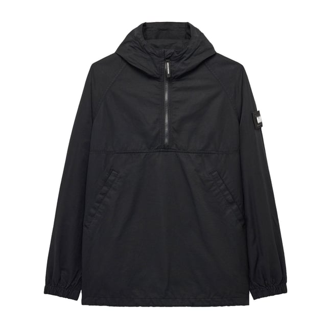 Mens Weekend Offender Piotti Smock Over-Top in black.- Three piece hood with adjustable  internal drawcord.- Centre front 1-4 zip with WO branded zip puller and zip guard.- Angled side entry welt pockets with concealed press stud fastening.- Elasticated cuffs.- Adjustable drawcord to hem.- Detachable WO badge to sleeve.- Regular fit.- Shell: 100% Cotton. Mesh Lining: 100% Polyester.- Ref: OTAW2401BK