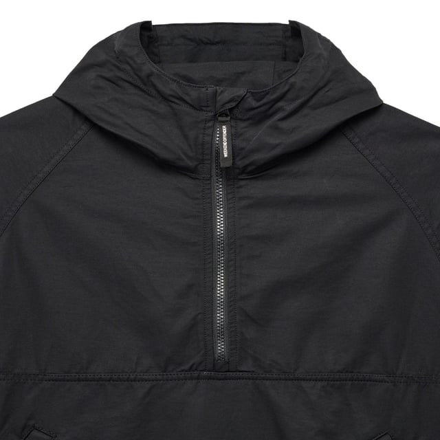 Mens Weekend Offender Piotti Smock Over-Top in black.- Three piece hood with adjustable  internal drawcord.- Centre front 1-4 zip with WO branded zip puller and zip guard.- Angled side entry welt pockets with concealed press stud fastening.- Elasticated cuffs.- Adjustable drawcord to hem.- Detachable WO badge to sleeve.- Regular fit.- Shell: 100% Cotton. Mesh Lining: 100% Polyester.- Ref: OTAW2401BK
