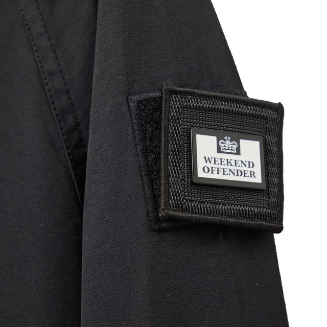 Mens Weekend Offender Piotti Smock Over-Top in black.- Three piece hood with adjustable  internal drawcord.- Centre front 1-4 zip with WO branded zip puller and zip guard.- Angled side entry welt pockets with concealed press stud fastening.- Elasticated cuffs.- Adjustable drawcord to hem.- Detachable WO badge to sleeve.- Regular fit.- Shell: 100% Cotton. Mesh Lining: 100% Polyester.- Ref: OTAW2401BK