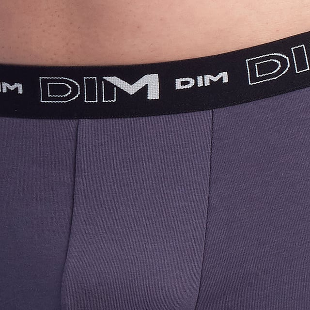 El Pack-2 Bóxers Cotton Stretch tejido transpirable es la elección ideal para quienes buscan lencería que ofrezca confort, estilo y funcionalidad. Confeccionados con algodón de alta calidad, estos bóxers ofrecen una sensación suave al tacto y se adaptan perfectamente al cuerpo, garantizando un ajuste cómodo y seguro durante todo el día.

Principales características:
- Confeccionados con algodón stretch de alta calidad.
- Tejido transpirable.
- Cintura elástica que proporciona un soporte adicional sin apretar, manteniéndose en su lugar sin incomodidades.
- Corte ajustado tipo boxer brief.
- Disponible en varios colores y estilos.

Este pack de 2 bóxers hombre DIM es la elección ideal para quienes buscan comodidad, estilo y calidad en su ropa interior. Confeccionados con materiales suaves y elásticos, se adaptan al cuerpo con total naturalidad, garantizando sujeción y libertad de movimiento durante todo el día.
 Composición: 96% Algodón, 4% Elastano
 Cuidados:
Lavar a temperatura máx. 40º.
- No usar lejía.
- No usar secadora.
- No planchar.
- No lavar en seco.