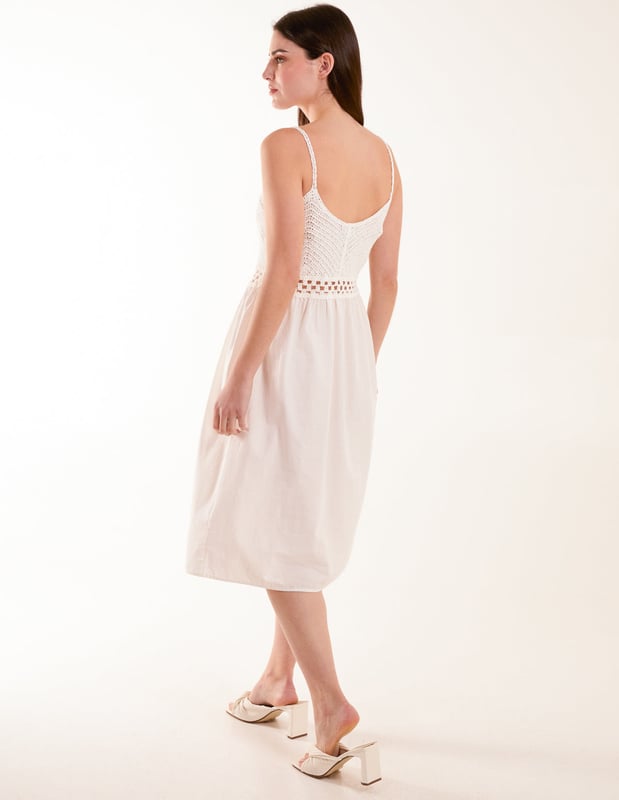 This basic top is perfect for your day-by-day outfits. Pair it with jeans and sneakers.    