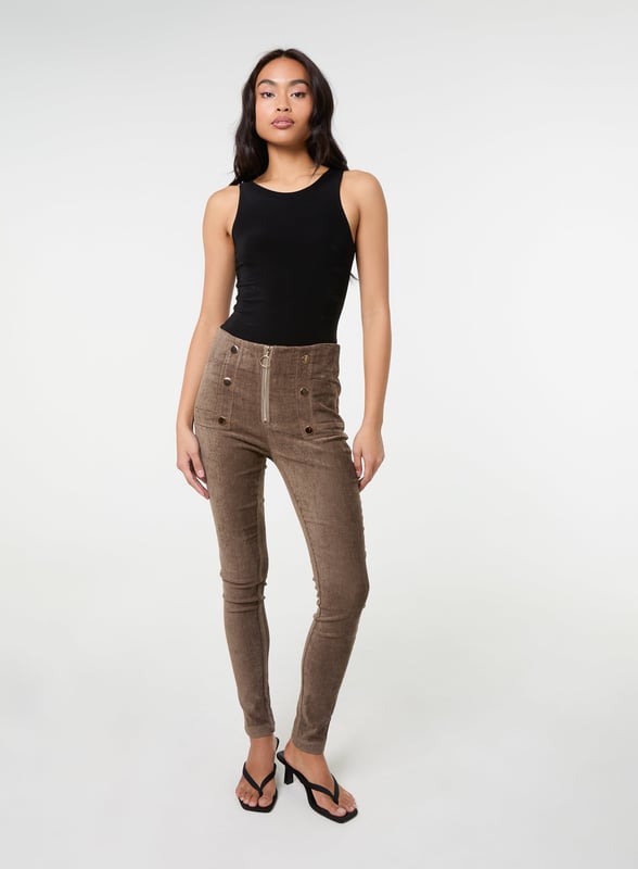 A timeless style just for you. These corduroy trousers are perfect for a night out, styled with pumps or for a uni day, styled with chunky boots.